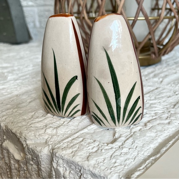 Tonala Hand Painted Floral Pottery Salt and Pepper Shakers Mexico - Picture 3 of 6